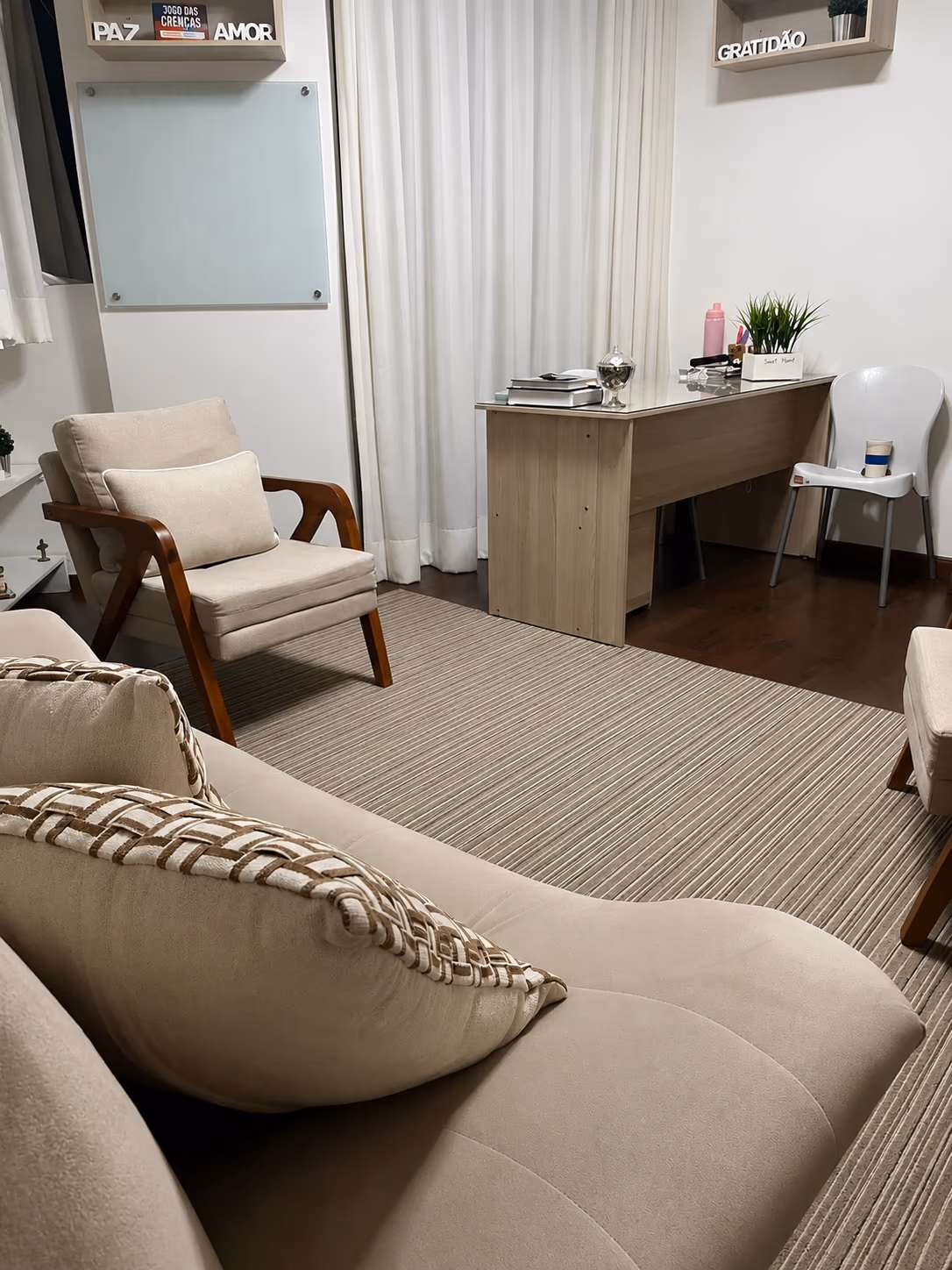 Poltronas, sofá e escrivaninha do consultório